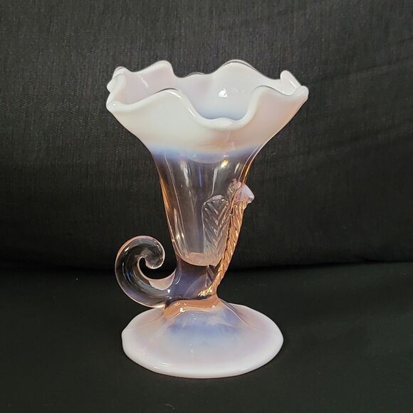 Vintage Duncan Miller 3 Feather Pink Glass Opalescent Cornucopia Decorative Vase - Picture 13 of 13